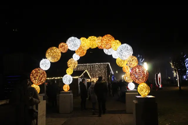 Verschiedene Lichtinstallationen führen entlang eines Lichterwegs durch das Ortszentrum.