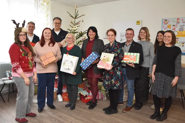 Marina Wurzer (Kidsnest), Christoph Sandler (Stadtwerke Amstetten), Gisela Zipfinger, Leiter des Service Point Manfred Grestenberger (Stadtwerke Amstetten), Regina Öllinger, Stadträtin Elisabeth Asanger, Leiterin Kidsnest

Kinderschutzzentrum Amstetten Margit Pollheimer-Pühringer, Gemeinderat Tobias Aichberger, Catharina Spitz (Kidsnest), Elif Dinc (Kidsnest) und Dunja Baux (Kidsnest).
 | Foto: Stadt Amstetten