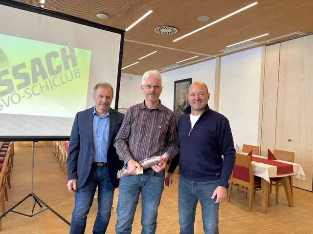 Franz Gappmayer (Mitte) mit Obmann Martin Sagmeister (re.) und Bürgermeister Peter Perner bei der Ehrung | Foto: Schiclub ASVÖ Lessach