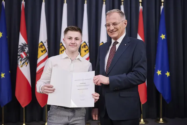 Florian Mayr aus Altheim wurde für seinen beherzten Einsatz als Lebensretter von Landeshauptmann Thomas Stelzer geehrt. | Foto: Land OÖ/Peter Mayr