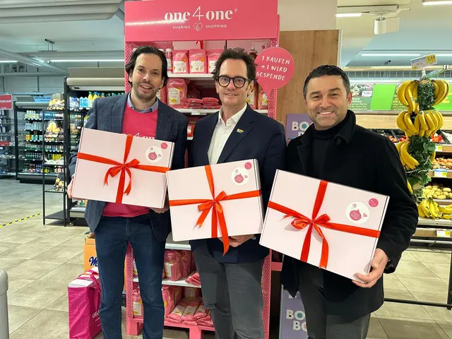 v.l.: One4One-Gründer Julian Juen, Bezirksvorsteher Markus Reiter und Rudi Savic, Spar-Marktleiter Kaiserstraße. | Foto: One4One