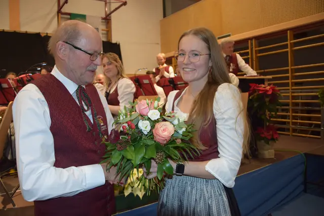 Blumen für Kapellmeister Oskar Lenz  | Foto: MeinBezirk/Josef Strohmeier