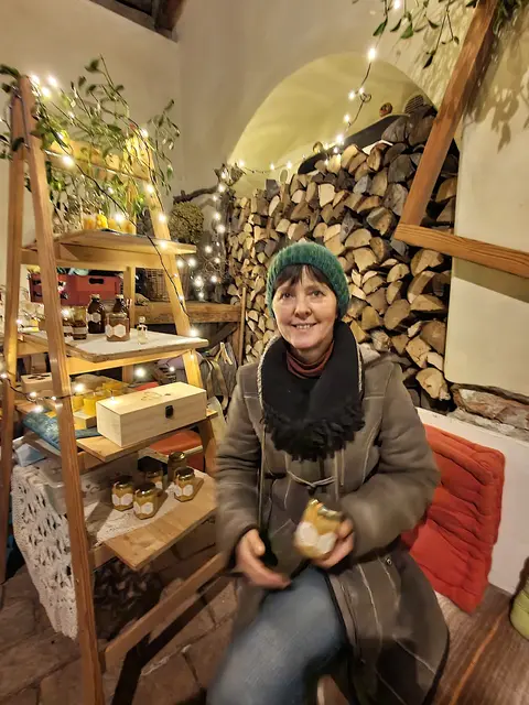 Claudia Brinninger mit Spezialitäten von ihren Bienen | Foto: Eva Gabriel