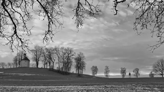 Der Kirchturm von der kath. Pfarrkirche blitzt auch heraus, dass fand ich schön.