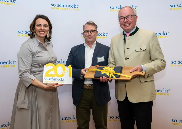 Setzen sich für regionale Qualität ein: SSNÖ-Leiterin Elisabeth Harreither-Pramreiter, Wolfgang Scheiblauer und LH-Stv. Stephan Pernkopf. | Foto: NLK Filzwieser