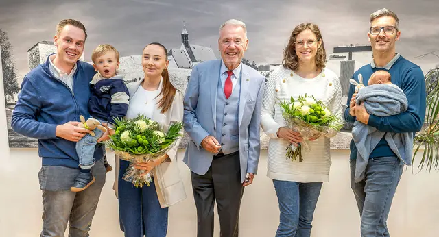 50.000 Einwohner: Bürgermeister Klaus Schneeberger mit dem Baby der Familie Obradovits-Penz (re.) und Familie Hahn (li.). Durch deren Meldungen erreichte die Stadt Wiener Neustadt am 25. September die 50.000er-Marke an Hauptwohnsitzerinnen und Hauptwohnsitzern. | Foto: Stadt Wiener Neustadt/Weller
