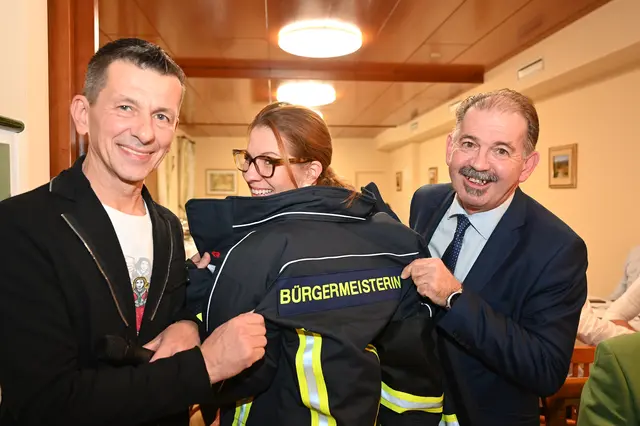 Ein besonderes Weihnachtsgeschenk hatten Kommandant Martin Sinkovits und Abschnittsfeuerwehrkommandant des Abschnitts Baden-Stadt, Martin Geiger, parat, die Bürgermeisterin Carmen Jeitler-Cincelli eine eigene Einsatzjacke überreichten. | Foto: 2025psb/sap