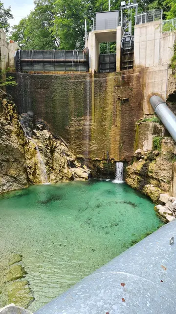 Zu den bereits existierenden Produktionsanlagen zählen drei Wasserkraft- und 118 Photovoltaik-Anlagen (Foto: Wasserkraftwerk der Familie Schlader). | Foto: EEG Kremsmauer