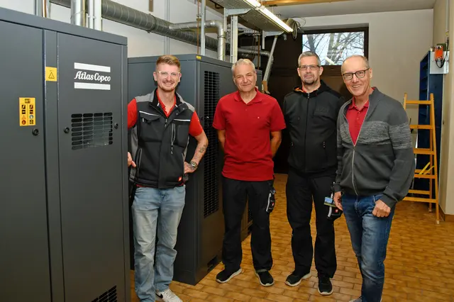 Der Technische Leiter Markus Plunger mit seinem Team Gerald Bruckbauer, Josip Zagar und Hubert Ober in der medizinischen Druckluftzentrale (v. l. n. r.). | Foto: Krankenhaus Braunau