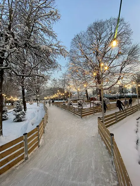 Am Areal des Volksgartenbades stehen zusätzlich zwei Outdoor-Eisflächen (300 m² und 400 m²) zur Verfügung, die durch einen 330 Meter langen und drei Meter breiten Eisweg verbunden sind. | Foto: Alexander Killer