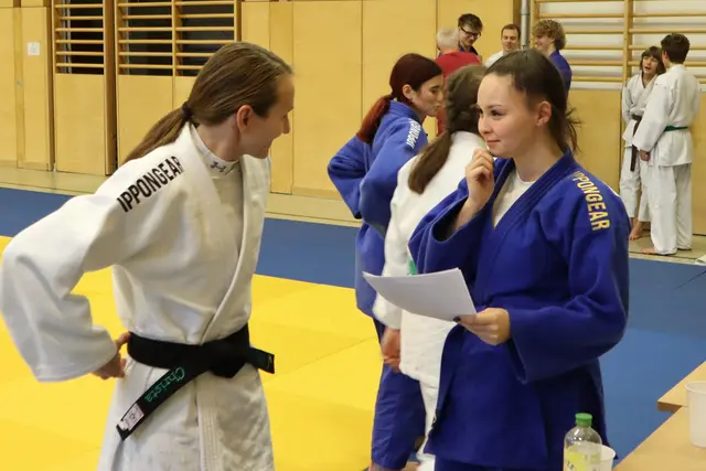 Cheftrainerin Christa Schimpel (weiß) sparte nicht mit guten Tipps | Foto: Gerhard Langmann