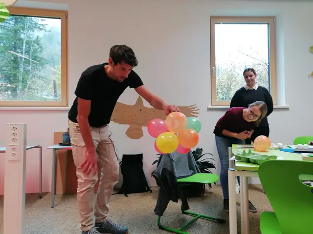 „Stoßdämpfer für ein Ei“: Lukas Kohlmeier und Anna Hofer verpacken ein rohes Ei in einer Hülle aus Luftballons. Bleibt es so ganz, wenn es auf den Boden fällt?  | Foto: Gudrun Batek