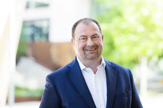 Bezirksvorsteher Alexander Nikolai (SPÖ) freut sich über die Umgestaltung der Rembrandtstraße.  | Foto: Astrid Knie