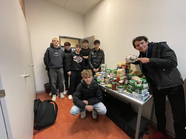 Schüler der HAK/HAS Mistelbach beim Spendensammeln