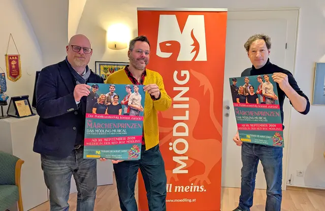 Neuauflage für einen Publikumshit: Die "Märchenprinzen" werden im September 2026 wieder begeistern. Von links: Stephan Schimanowa, Harald Buresch und Florian Danklmaier. | Foto: Stadtgemeinde Mödling / cb