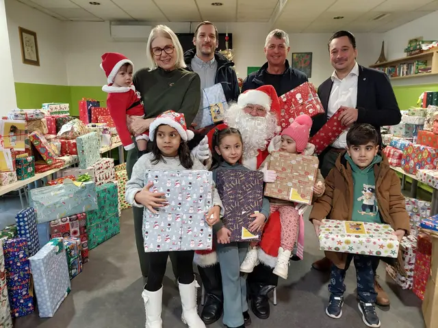 v.l.n.r.: Präsidentin des ASB Wien Susanne Drapalik, Benjamin Klemen und Georg Jelenko, Projektleiter der Samariterbund-Sozialmärkte und Bezirksrat Jakob Jensen-Lehner (SPÖ) mit Kindern und dem Weihnachtsmann. | Foto: Samariterbund Wien