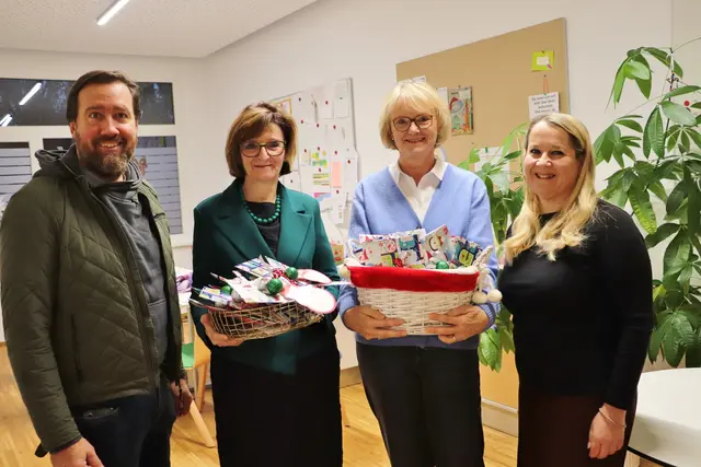 Rene Tanner und Kerstin Stöckelmayr (re) übergaben liebevoll verpackte Geschenkgutscheine an Gertrud Hohenegger und Andrea Wagner. | Foto: Edith Ertl