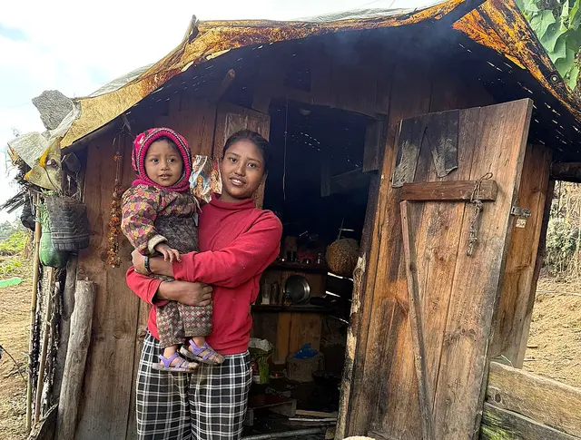 Die junge Mama mit ihrem fast noch Baby vor ihrer Hütte. | Foto: Astrid Wieser