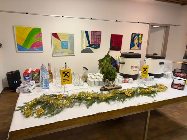 Ein weiterer Programmpunkt war die Vernissage im ersten Stock der Raiffeisen-Bankstelle Gars, die Kunstinteressierte ansprach und dem Weihnachtsfest eine kulturelle Note verlieh. | Foto: Privat