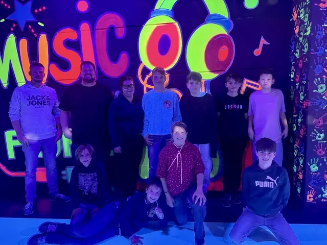 v.li.n.re. im Hintergrund: Herbert Leonhartsberger, Jugendbetreuer Manuel Mayer, Julia Glatzenberger, Martin Glatzenberger, Viktor Riesenhuber, Alexander Böhmer, Tobias Leonhartsberger;
v.li.n.re. im Vordergrund: Laurids Draxler, Valentin Riesenhuber, Vanessa Lumesberger, David Vogl | Foto: FF Dürnstein/M.M.