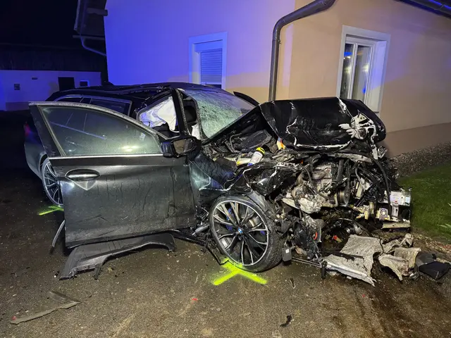 Bei dem Unfall auf der B74 wurden vier Personen verletzt. | Foto: FF Pistorf