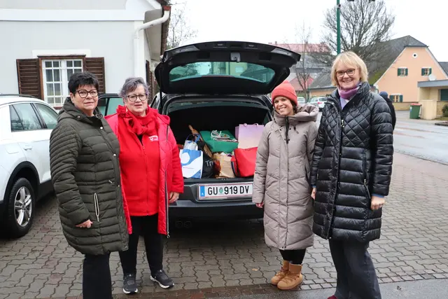 Heidi Reicht (li), Magdalena Schlachter, Julia Prünster und VS-Dir. Andrea Wagner vor dem mit Lebensmittel vollgepackten Auto. | Foto: Edith Ertl