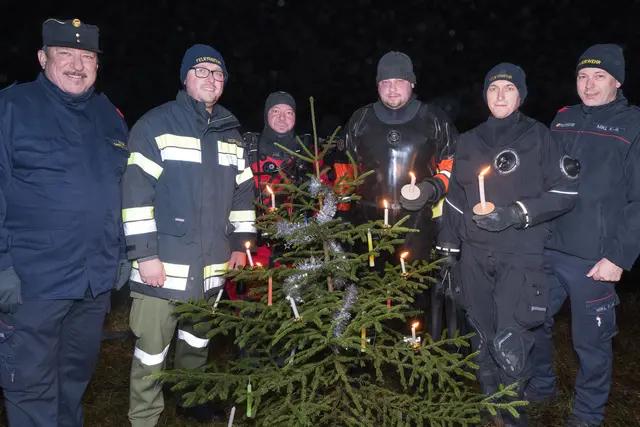 Die Einsatztaucher der Freiwilligen Feuerwehr Klagenfurt-Land versenkten den Christbaum in der Drau. | Foto: Dieter Arbeiter