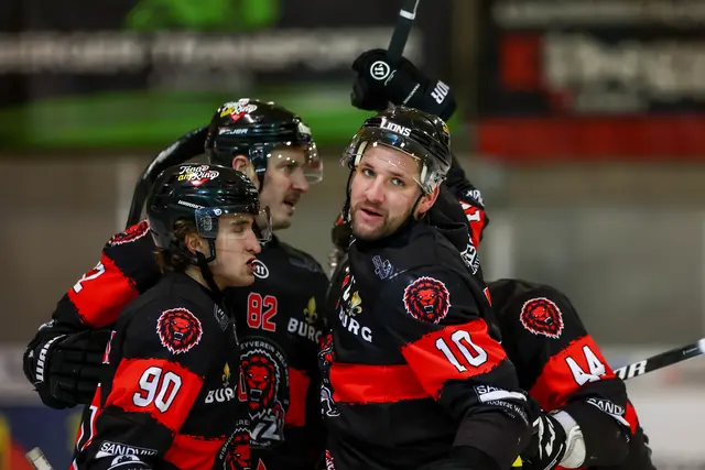 Der EVZ jubelt. | Foto: Ripu