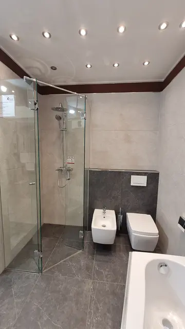 Bad und WC von Fliesen Pfeiler eingerichtet