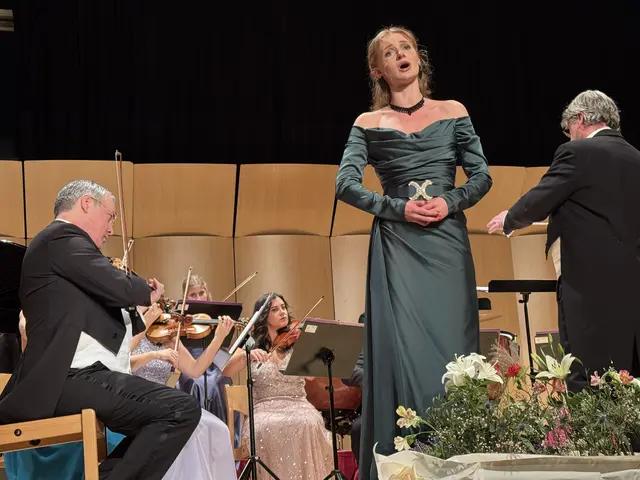 Sophie Schneider und das Salonorchester. | Foto: Peter Brugger