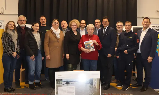 Bürgermeister Bernhard Heinl (4.v.r.) mit allen weiteren anwesenden Autoren und LR Christiane Teschl-Hofmeister (8.v.r.) | Foto: Stefan Öllerer