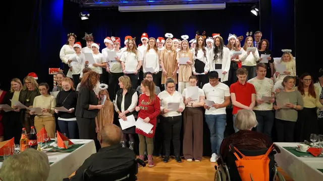 Das Team PBZ und Schüler der NMS Pottendorf singen ein Weihnachtslied | Foto: Maria Hoffmann