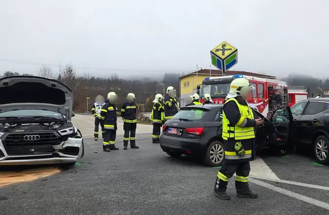 In Folge der Kollision stieß ein Pkw-Lenker in ein weiteres Fahrzeug. | Foto: FF Maria Saal