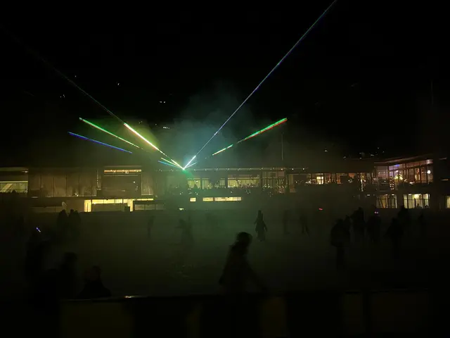 Bei der Eröffnung gab es eine Eisdisco sowie eine Lasershow beim Eislaufplatz.