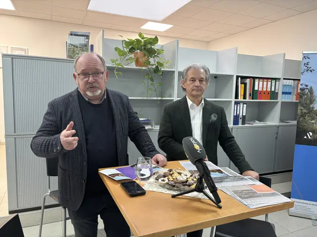 Roland Murauer (l.), Geschäftsführer der Stamap GmbH, und Bürgermeister und Aufsichtsratsvorsitzender Peter Groiß (r.).  | Foto: MeinBezirk/Steiner-Watzinger