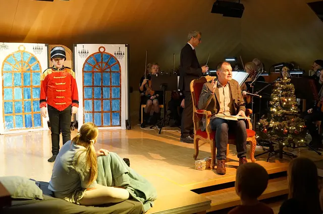 Die Schüler:innen und das Streichorchester Tritonus brachten gemeinsam mit Hans Gebetsberger das Märchen auf die Bühne. | Foto: Marktgemeinde Frankenburg
