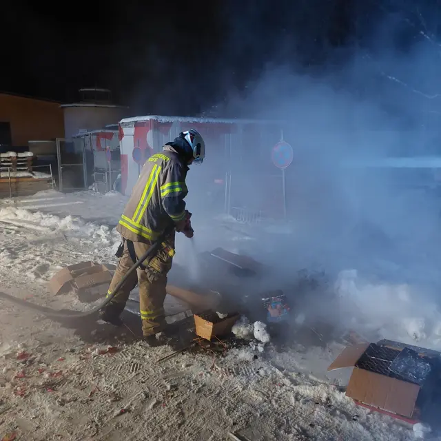 Pyrotechnik, die noch abgelöscht werden musste. | Foto: FFW Telfs
