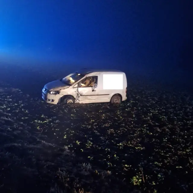 Beschädigter PKW in einem Feld | Foto: FF Groß Siegharts