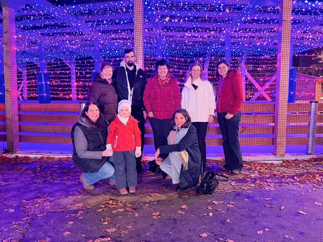 Hinten v.l.: Ute Weger, Alexander Ostheimer, Ingrid Nagele, Birgit Seitz (Juwelier Seitz) und Andrea Speckbacher (Eurogast Speckbacher). Vorne v.l.:
Lisas Mama Manuela, Glücksengerl Lisa und Monika Lechenbauer-Thurner. | Foto: Kaufmannschaft Reutte