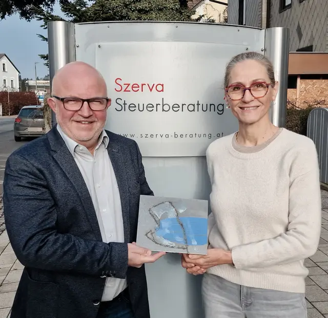 Johann Szerva und Marion Kilianowitsch bei der Übergabe. | Foto: Szerva