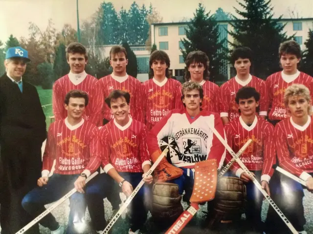 Foto aus dem Jahr 1988, als Michael Herzog-Löschnig rund um seine Wiege, den Faakersee, aktiv war. Am Foto die damalige Mannschaft des DSG Faakersee Ballhockey (Archivfoto) | Foto: privat