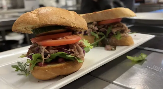 Aus der Gans vom Weihnachtsessen wurde kurzerhand ein "Gansl-Burger". | Foto: Jennifer Flechl