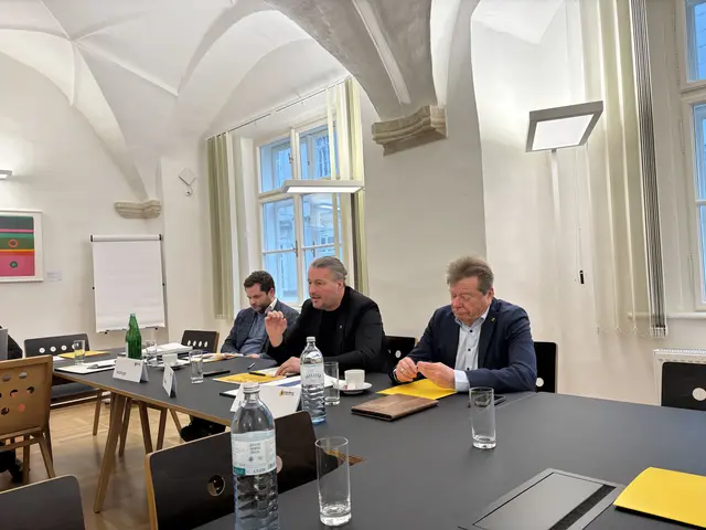 Finanzdirektor Markus Holzinger, Bürgermeister Peter Molnar (SPÖ), Finanzstadtrat Helmut Mayer (SPÖ) | Foto: sg