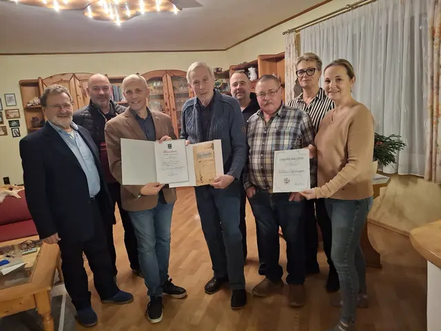 Franz Kienböck, Michael Stöcklecker, Hannes Zimmermann, Jubilar Franz Holzinger, Martin Schopf, Manfred Hahn, Waltraud Hahn und Julia Stöcklecker. | Foto: Marktgemeinde Fels am Wagram