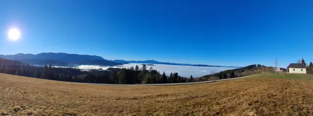.......über dem Attersee.
Es war heute wieder eine schöne, sonnige Höhenwanderung vom Gahberg/re. Gahbergkircherl/ Weyregg am Attersee
zum Almgasthof Schwarz
 (von 1.-26. 12. Betriebsurlaub) am Hongar/Aurach
