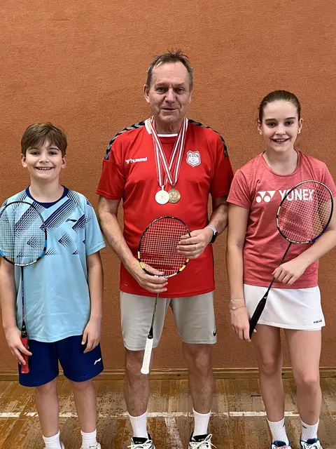 Edelmetall für Askö Enns: Vereinsobmann Michael Peter Giel mit seinen Enkerln Emma und Paul Gérard.  | Foto: Askö Enns Badminton