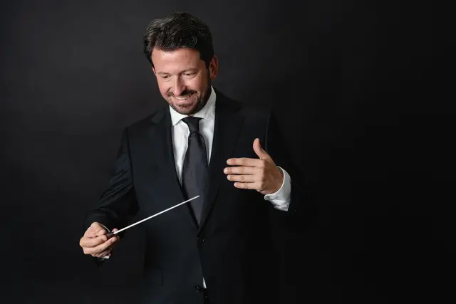 Gerrit Prießnitz, Professor für Musikdramatische Darstellung an der Grazer Kunstuniversität und international besonders als Operndirigent gefeiert, debütiert mit diesem spannenden Programm am Dirigentenpult des Symphonieorchesters Oberschützen. | Foto: Palásti Project Portraits