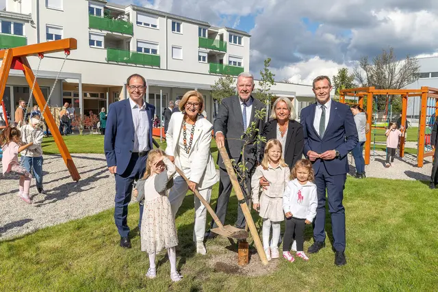 EÖ KG Badener Straße: Die Ehrengäste der Eröffnung des Kindergartens "Badener Straße - Erich Sedlak" mit Landeshauptfrau Johanna Mikl-Leitner und Bürgermeister Klaus Schneeberger an der Spitze. Große Freude auch bei den Kindern Helena, Liona und Louisa. | Foto: Stadt Wiener Neustadt/Weller