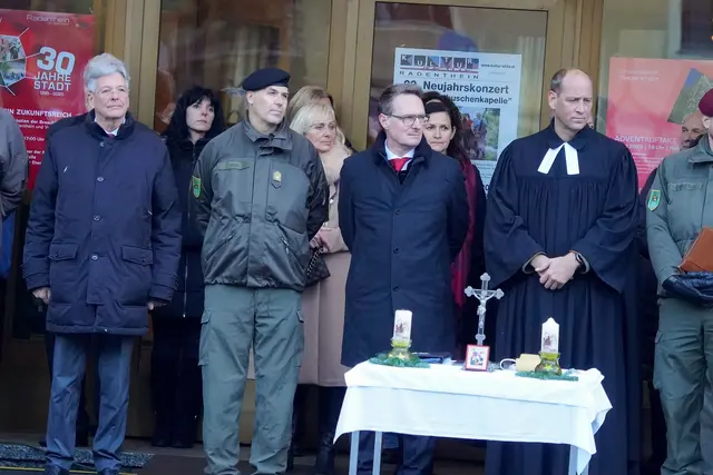 v.l.: LH Peter Kaiser; Philipp Eder (Militärkommandant von Kärnten); LAbg. Michael Maier (Bürgermeister der Stadtgemeinde Radenthein); Johannes Hülser (Evangelischer Militärseesorger) | Foto: LPD Kärnten/Steinacher