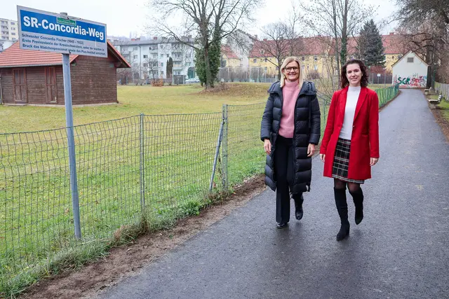 Bürgermeisterin Susanne Kaltenegger und Fachbereichsleiterin Planung &amp; Bau Julia Hirtenfelder am frisch sanierten SW‑Concordia‑Weg | Foto: Stadt Bruck/S. Gleixner